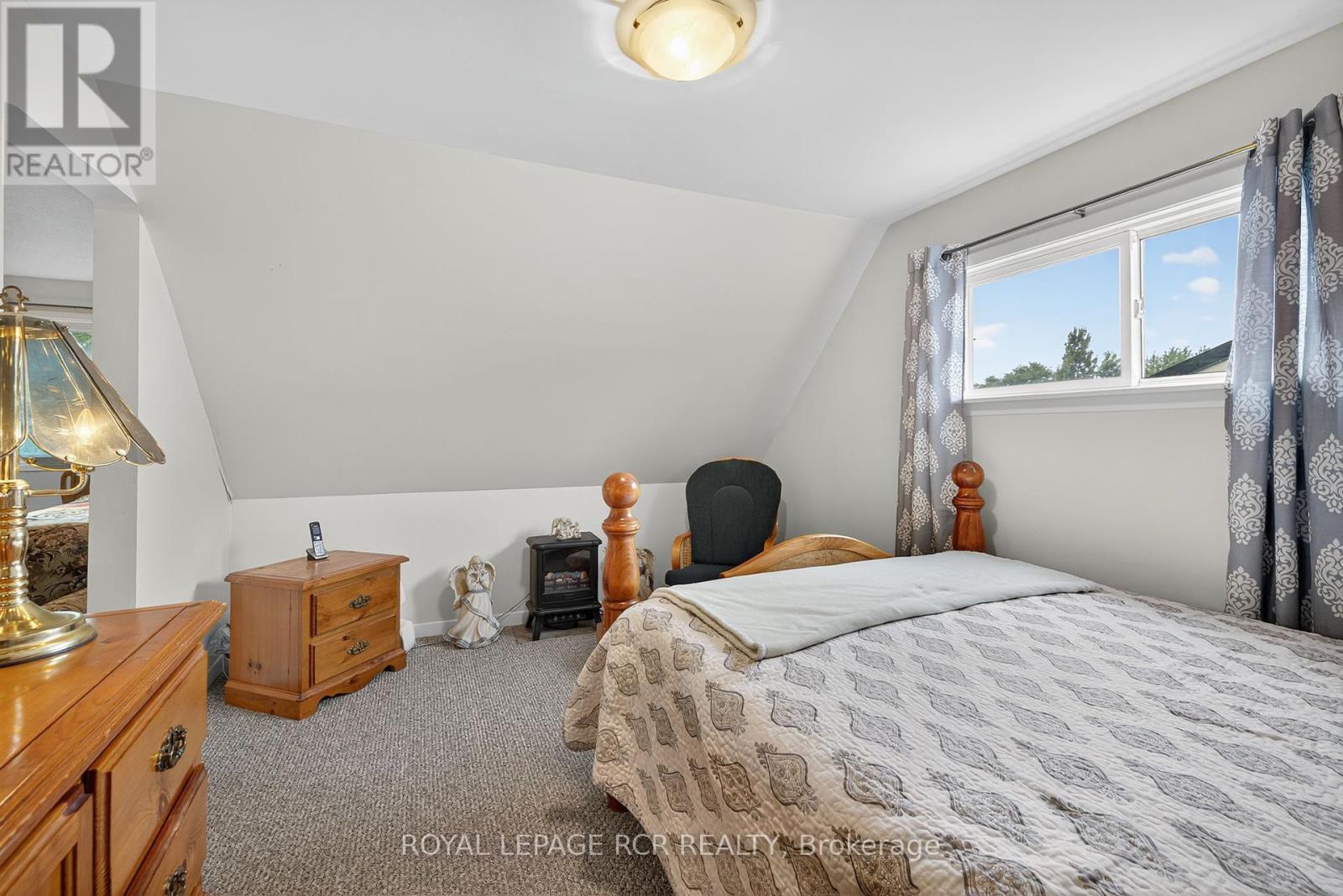 Photo 32 of 856 Magnolia Avenue, Newmarket ON