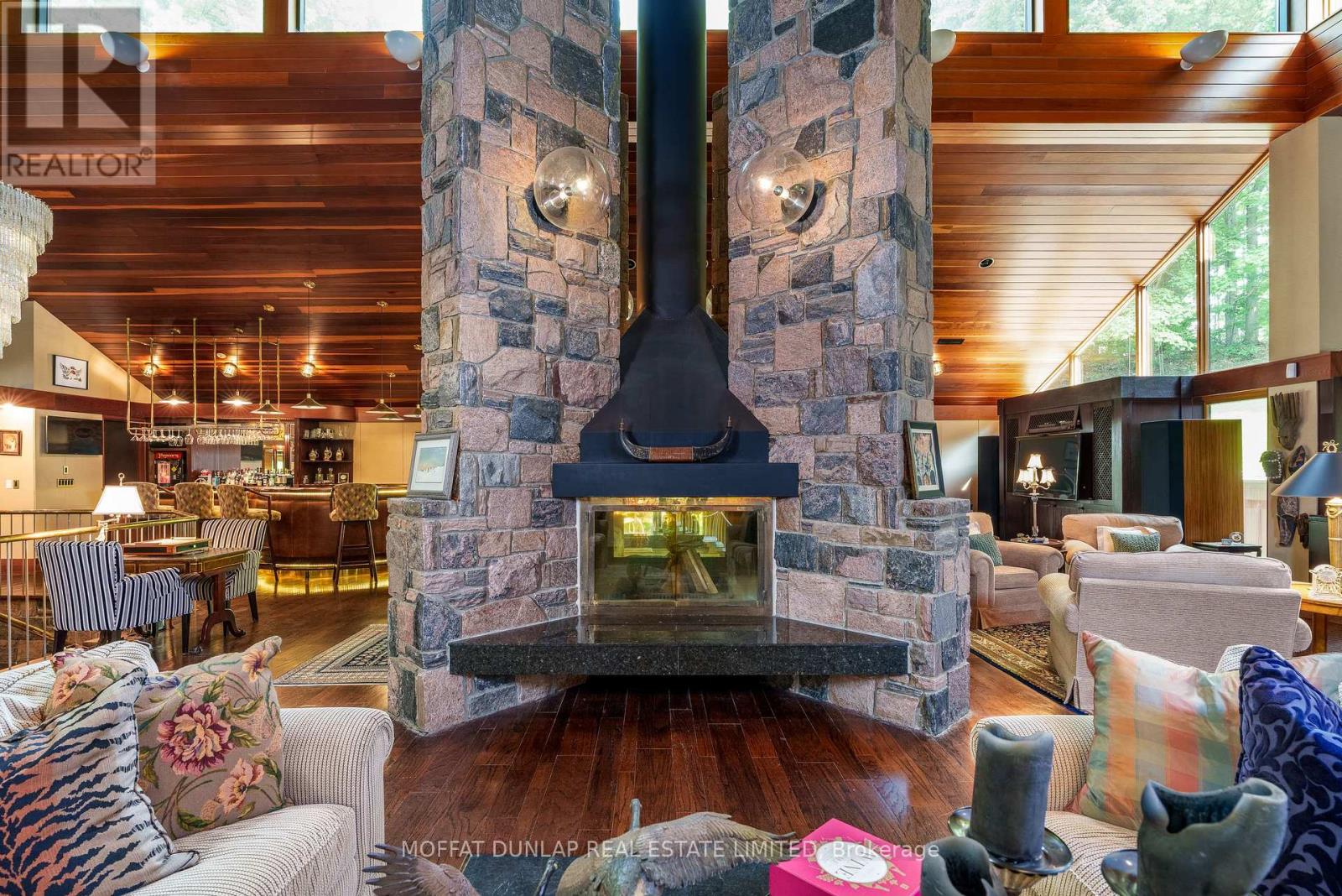 Photo 11 of 20 Woodsend Crescent, Aurora ON