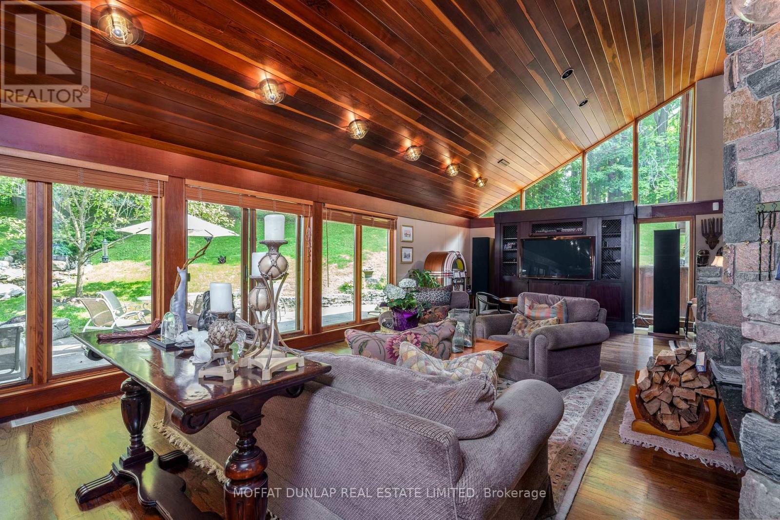 Photo 13 of 20 Woodsend Crescent, Aurora ON