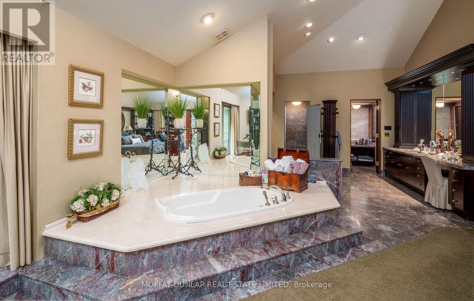 Photo 27 of 20 Woodsend Crescent, Aurora ON