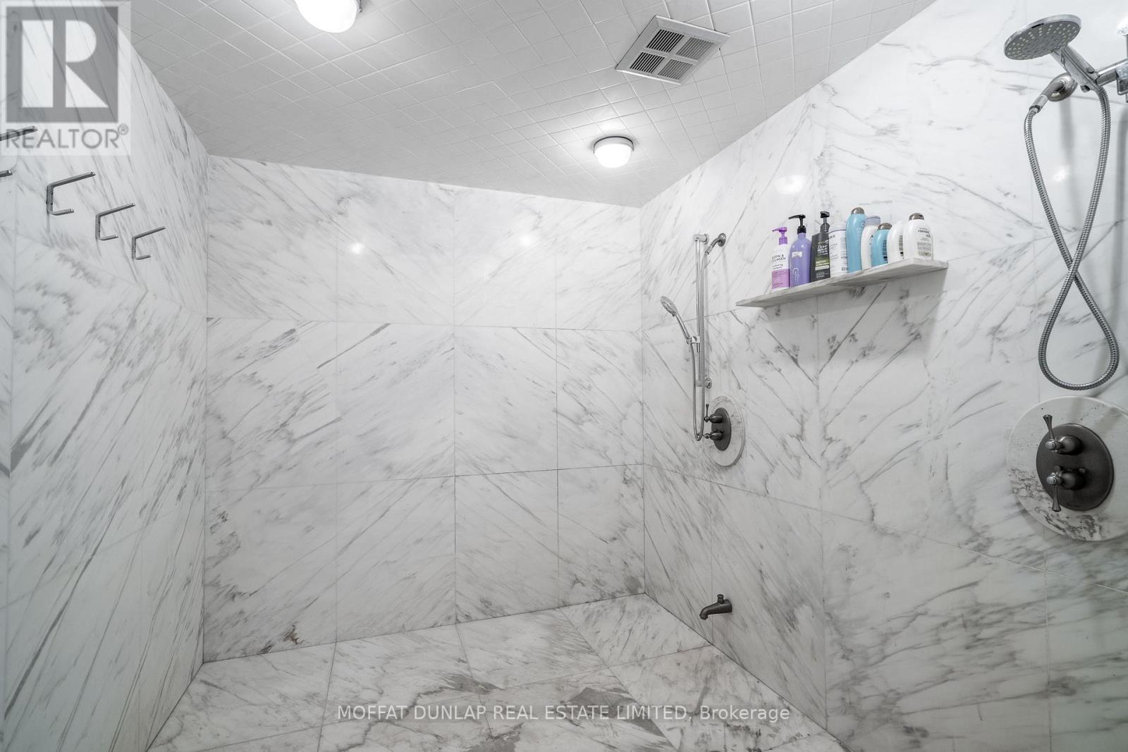 Photo 37 of 20 Woodsend Crescent, Aurora ON