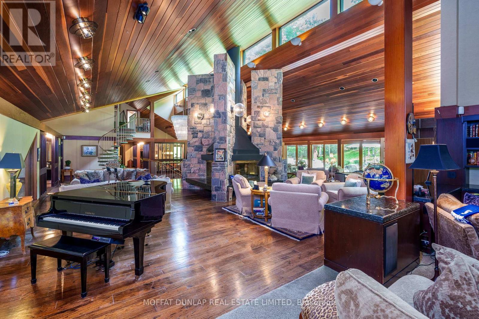 Photo 8 of 20 Woodsend Crescent, Aurora ON