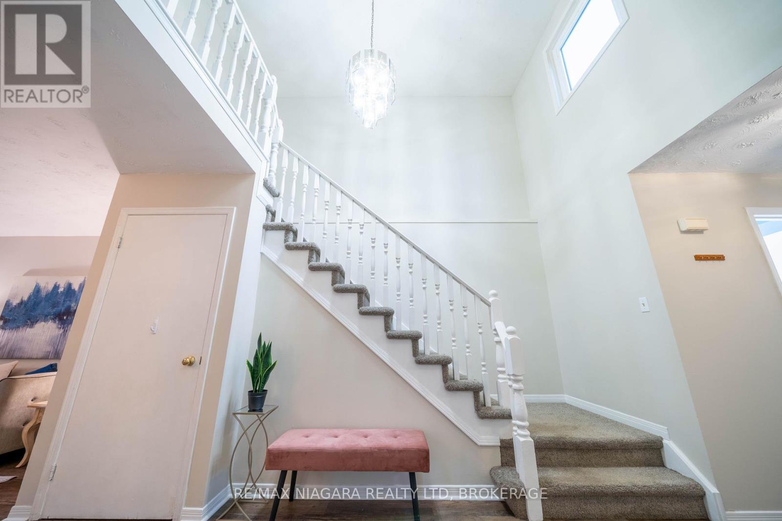 Photo 2 of 36 Baxter Crescent, Thorold ON