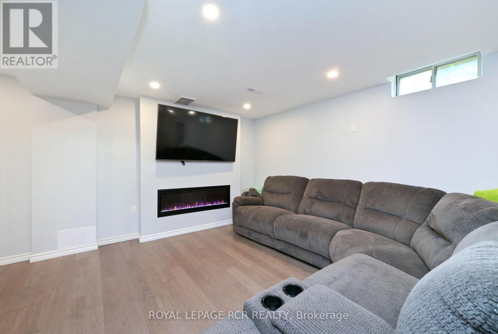 Photo 37 of 230 Beechfield Crescent, Orangeville ON