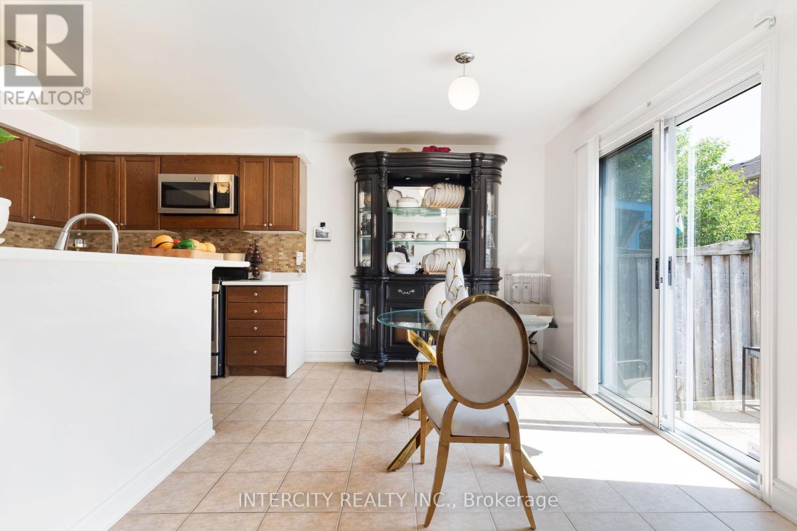 Photo 5 of 18 Snowshoe Lane, Brampton ON