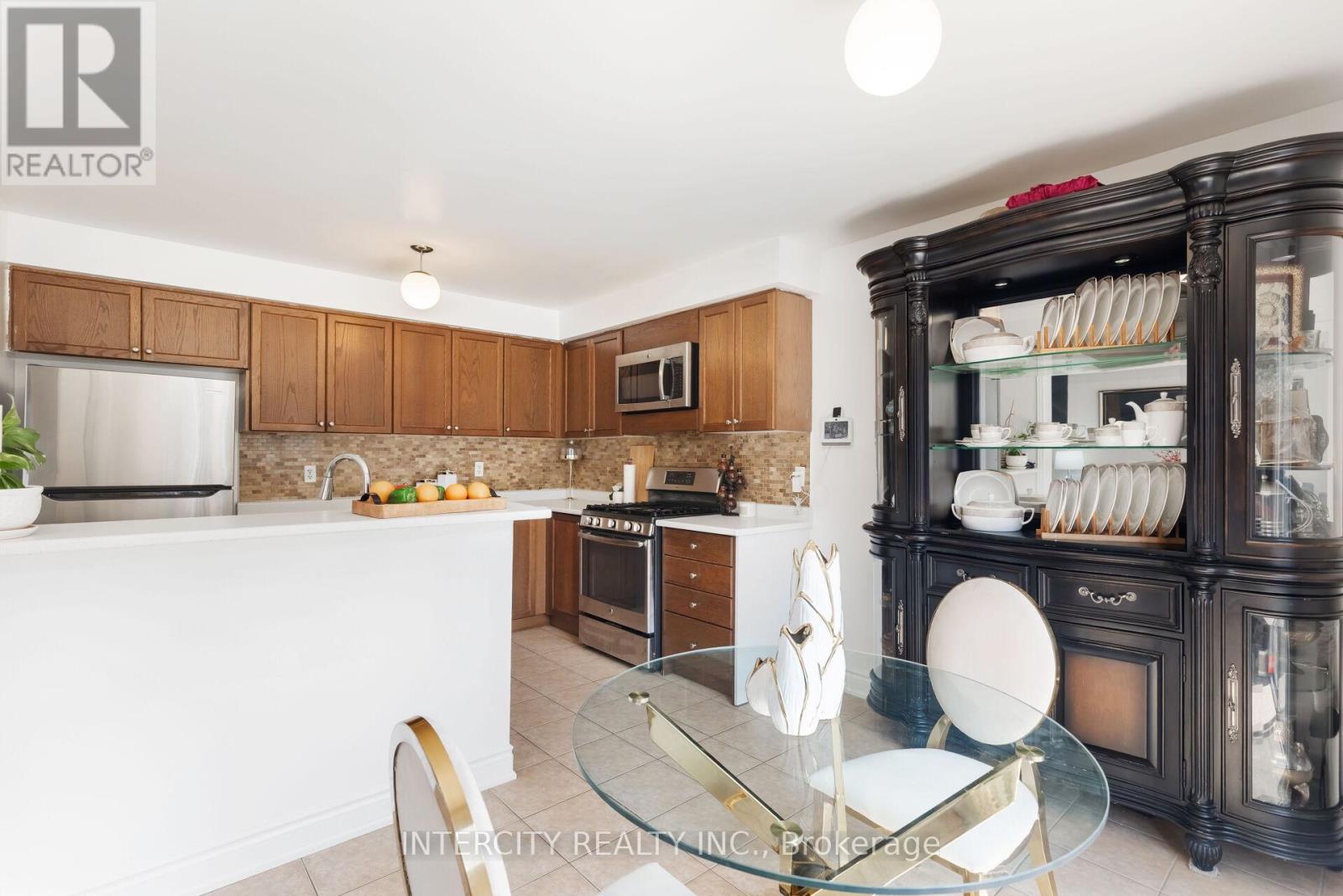 Photo 10 of 18 Snowshoe Lane, Brampton ON
