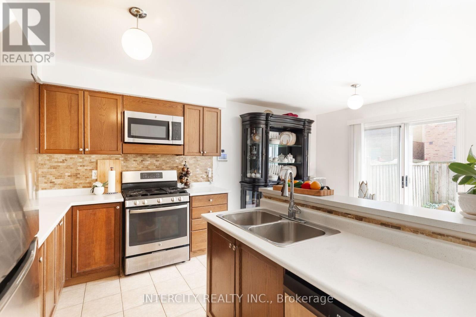 Photo 23 of 18 Snowshoe Lane, Brampton ON