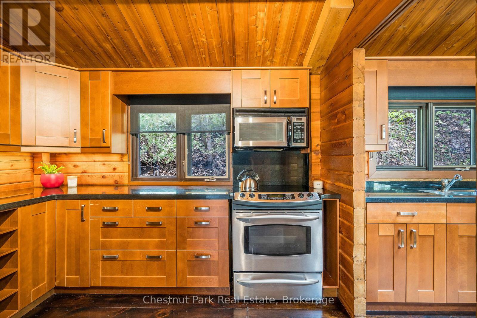 Photo 33 of 146 Chamonix Crescent, Blue Mountains ON