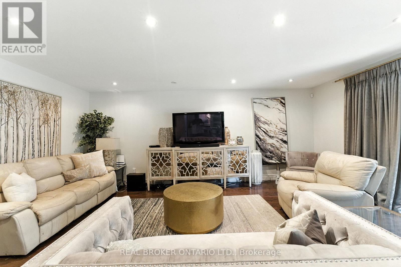 Photo 15 of 267 Memorial Drive, Brantford ON