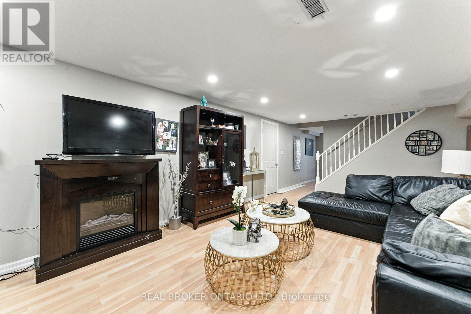 Photo 28 of 267 Memorial Drive, Brantford ON