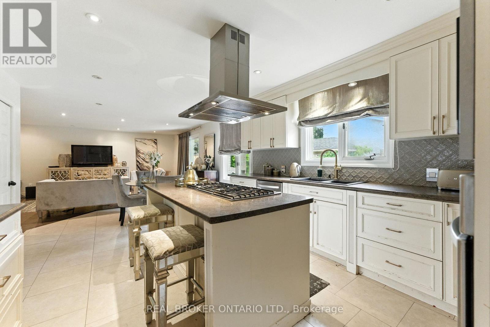 Photo 9 of 267 Memorial Drive, Brantford ON