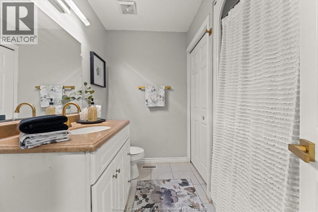 Photo 13 of 2332 Lamont Street, Windsor ON