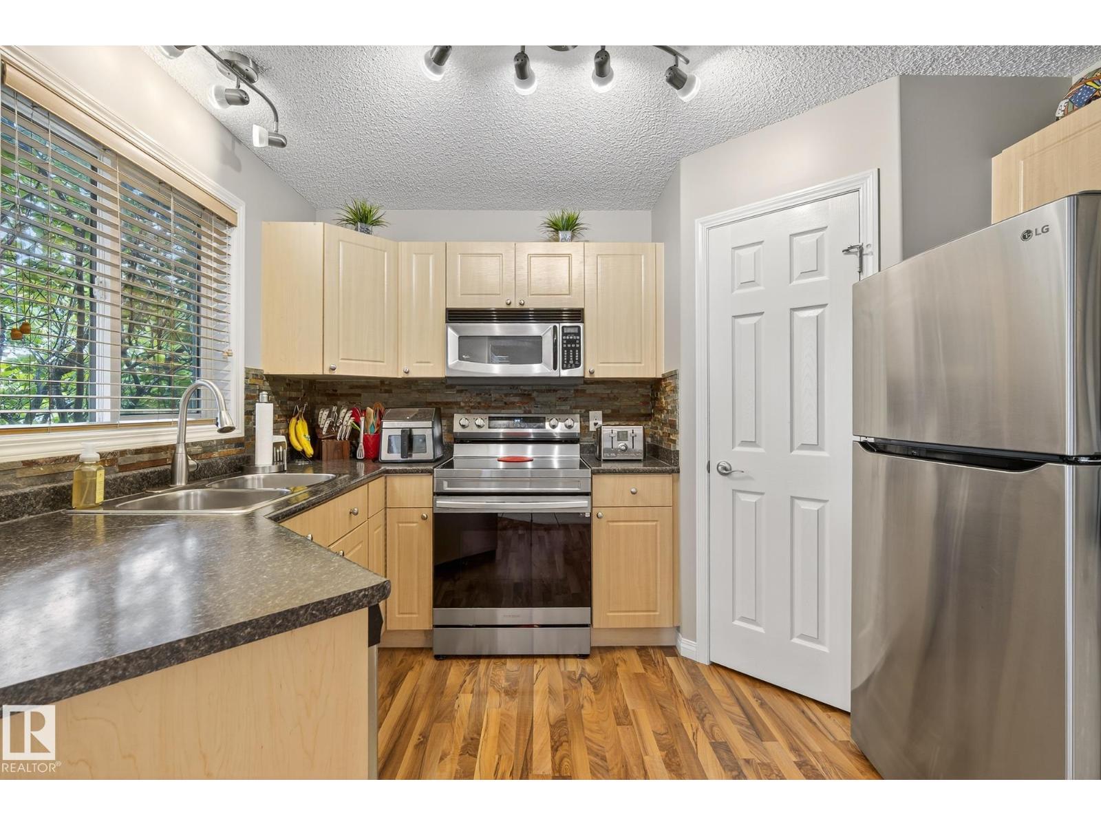Photo 10 of 3725 137 A Av Nw, Edmonton AB