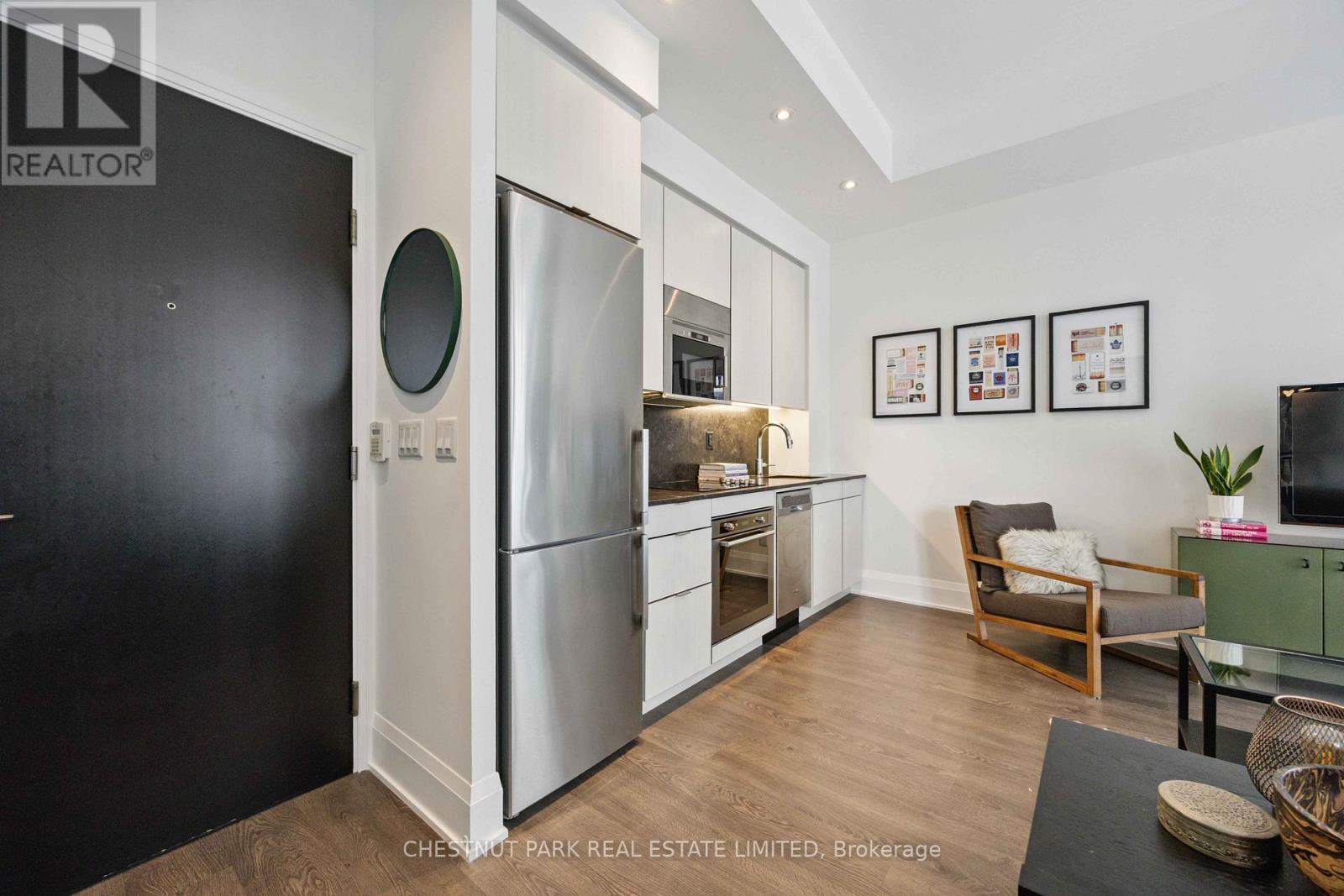 Photo 4 of 608 101 Erskine Avenue, Toronto ON