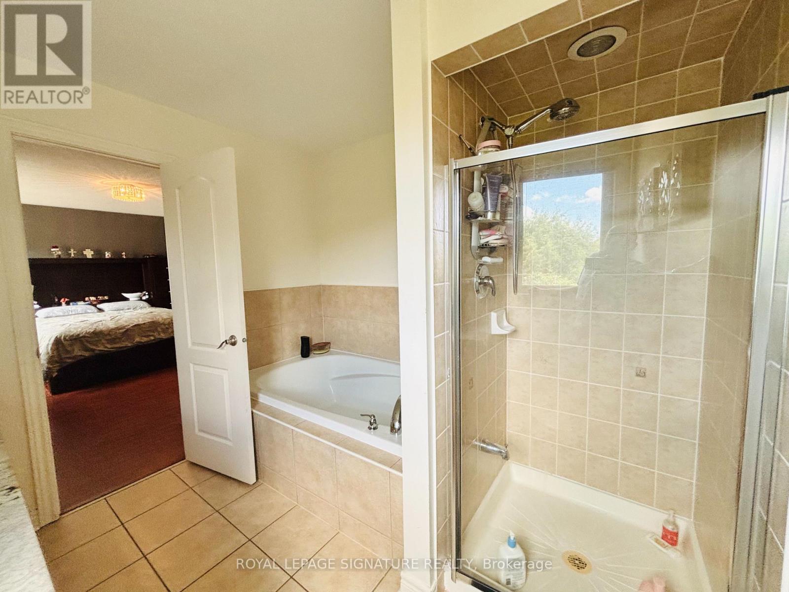 Photo 26 of 176 Mavrinac Boulevard, Aurora ON
