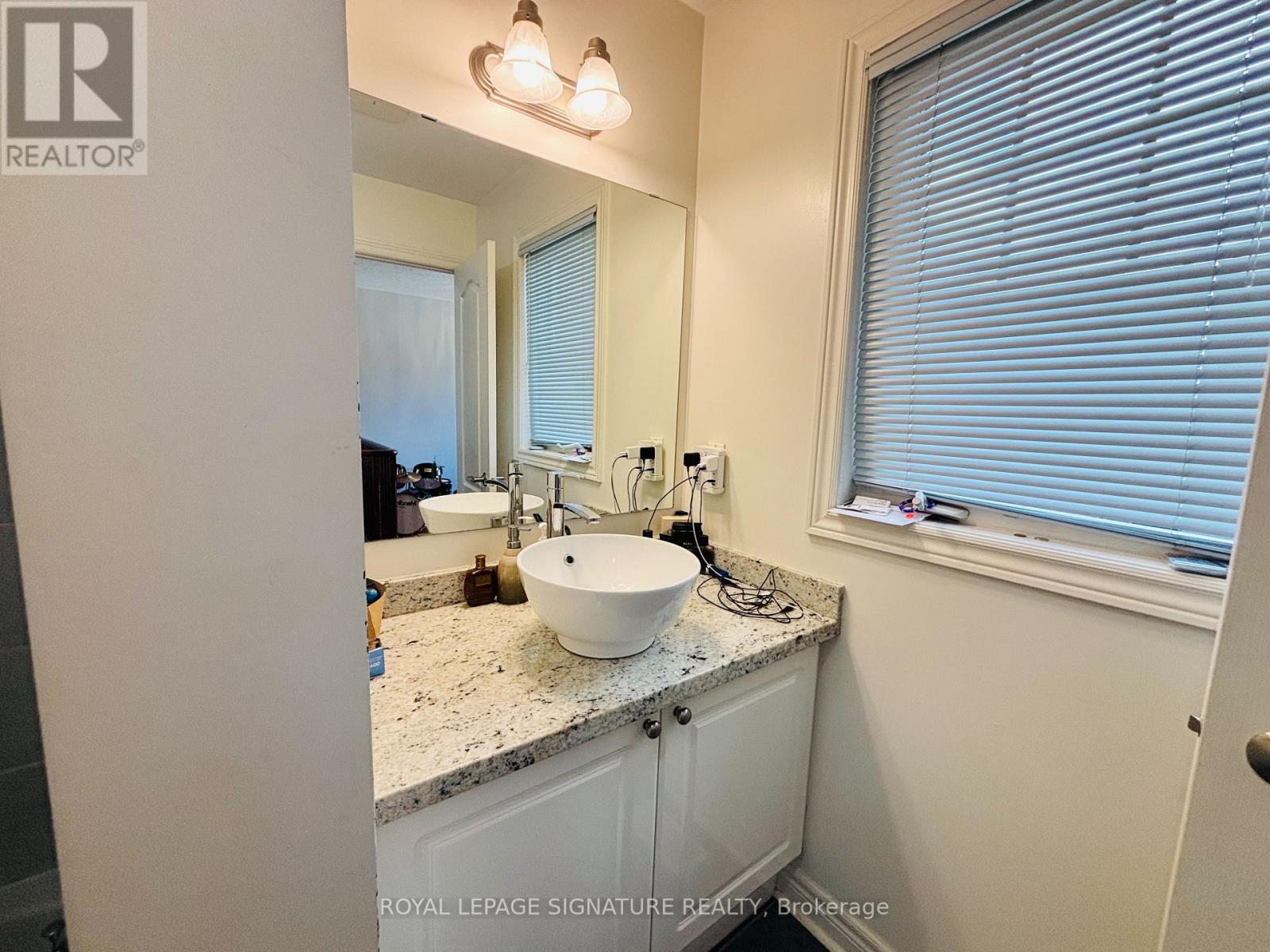 Photo 6 of 176 Mavrinac Boulevard, Aurora ON