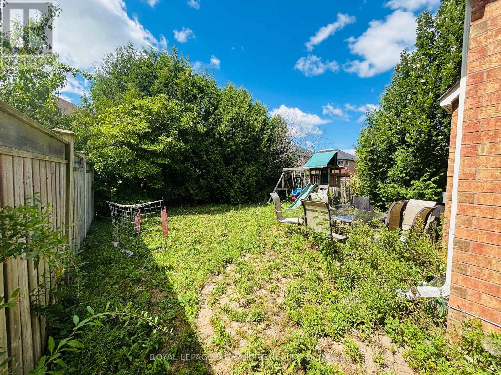 Photo 18 of 176 Mavrinac Boulevard, Aurora ON