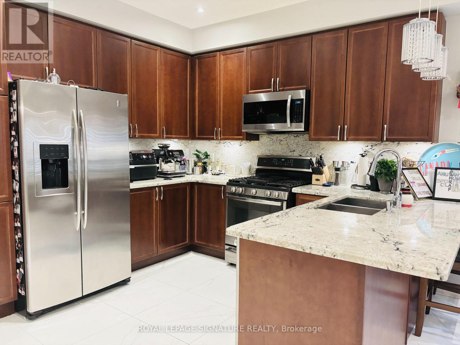 Photo 33 of 176 Mavrinac Boulevard, Aurora ON