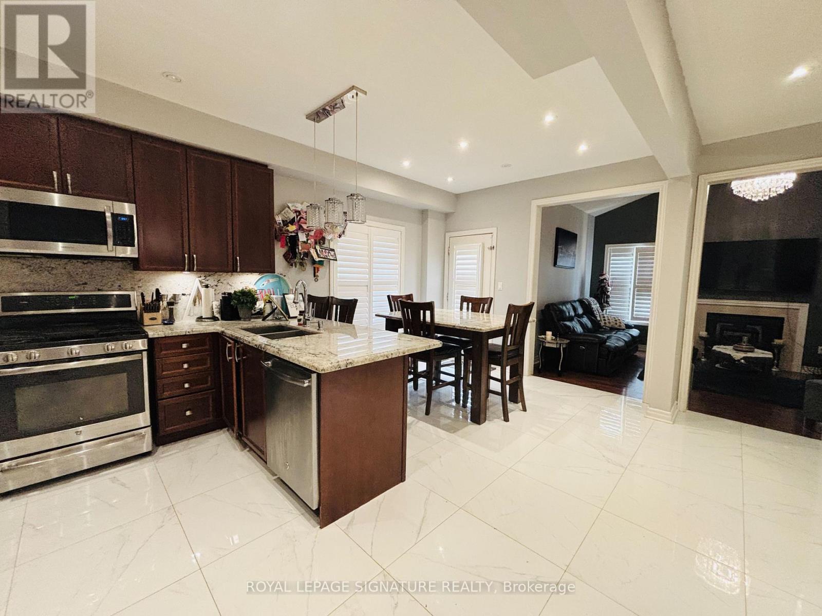 Photo 12 of 176 Mavrinac Boulevard, Aurora ON