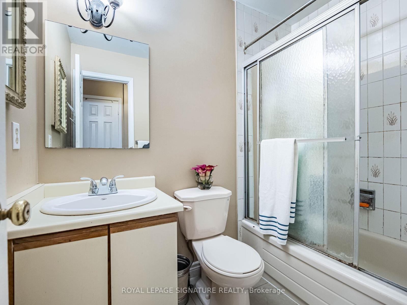 Photo 17 of 69 New Seabury Drive, Vaughan ON
