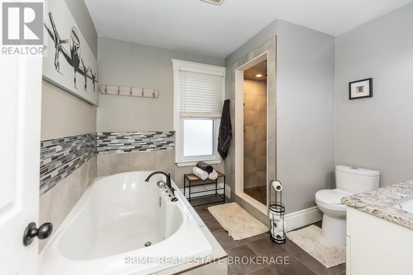 Photo 2 of 72 Walnut Street, St Thomas ON