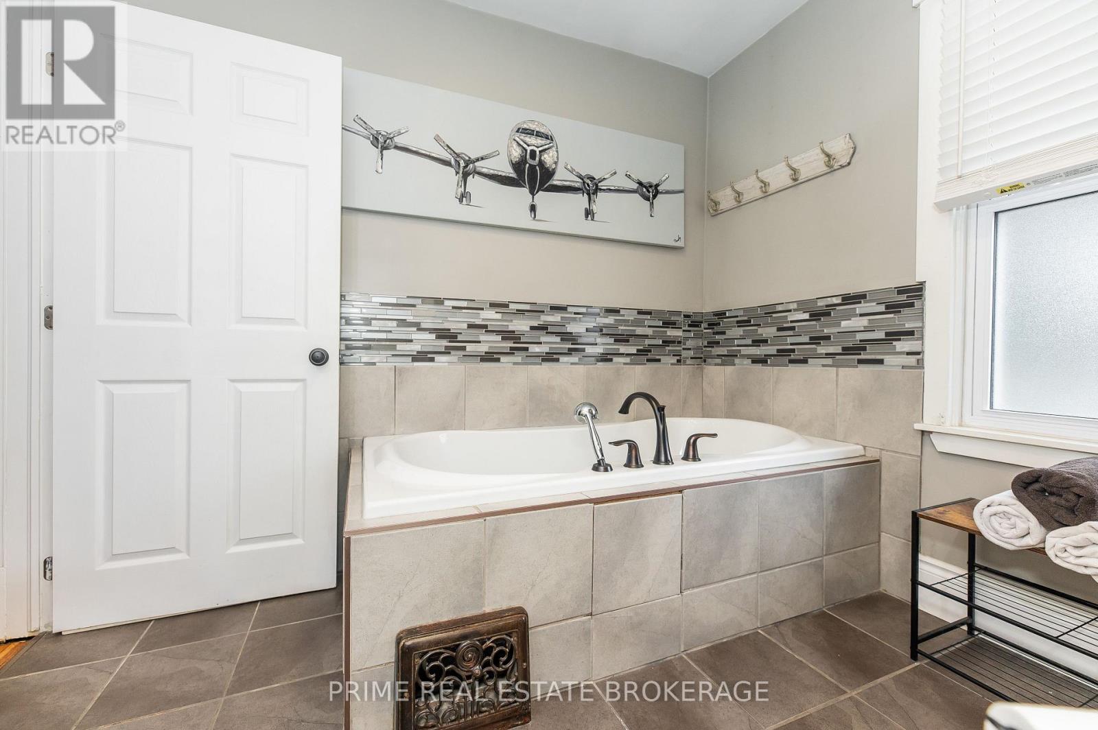 Photo 11 of 72 Walnut Street, St Thomas ON
