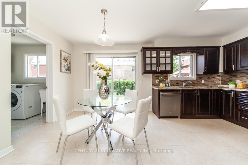 Photo 12 of 25 Morningdew Crescent, Brampton ON