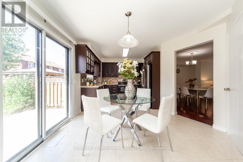Photo 13 of 25 Morningdew Crescent, Brampton ON