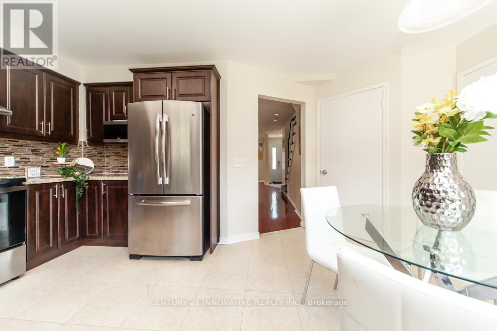 Photo 14 of 25 Morningdew Crescent, Brampton ON