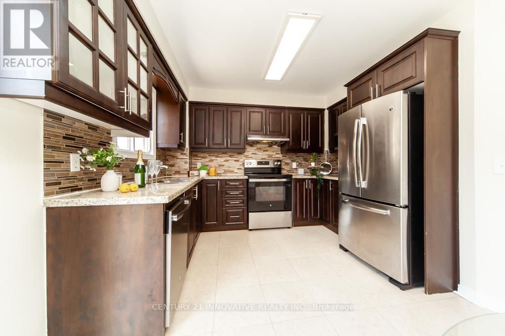 Photo 15 of 25 Morningdew Crescent, Brampton ON
