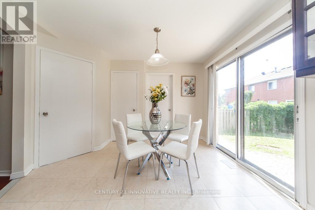 Photo 17 of 25 Morningdew Crescent, Brampton ON
