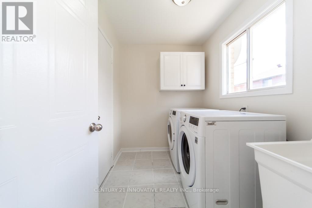 Photo 18 of 25 Morningdew Crescent, Brampton ON