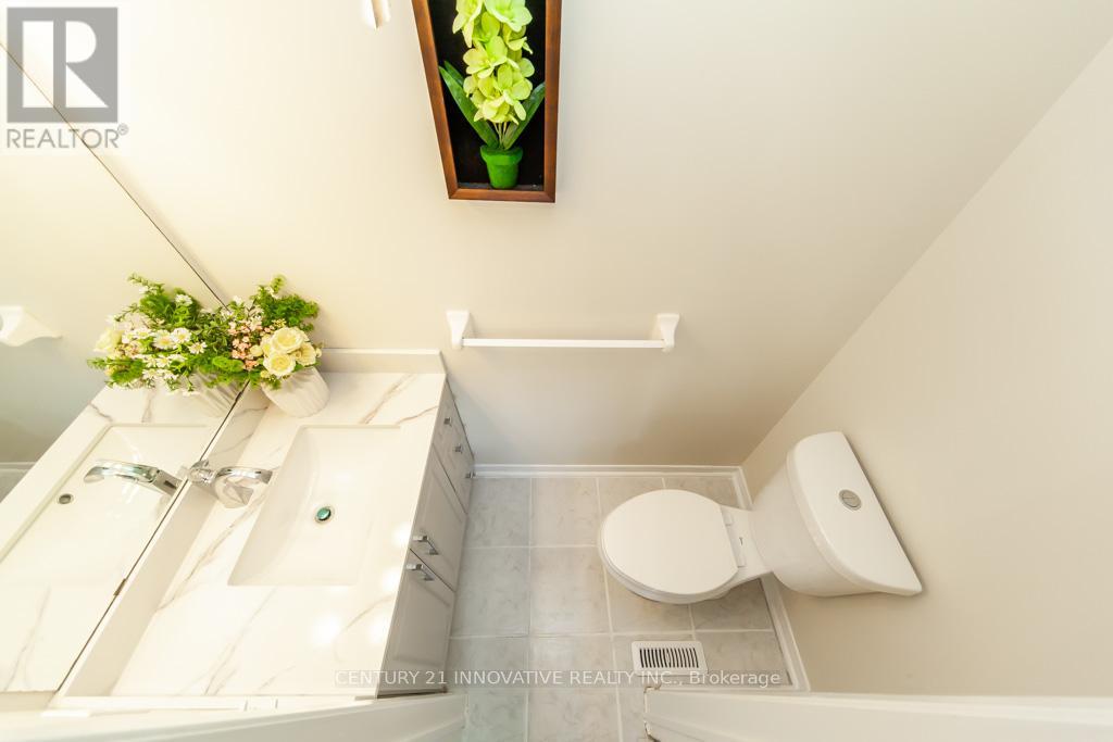 Photo 19 of 25 Morningdew Crescent, Brampton ON