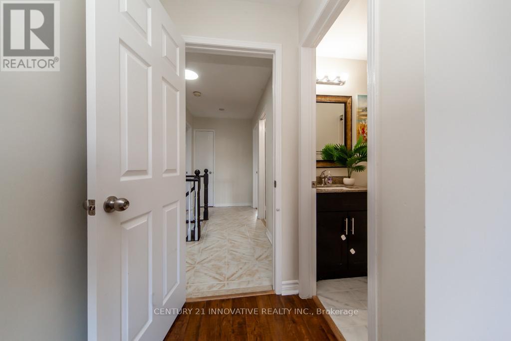 Photo 28 of 25 Morningdew Crescent, Brampton ON