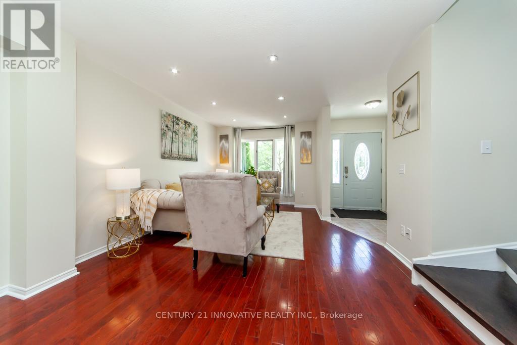 Photo 7 of 25 Morningdew Crescent, Brampton ON