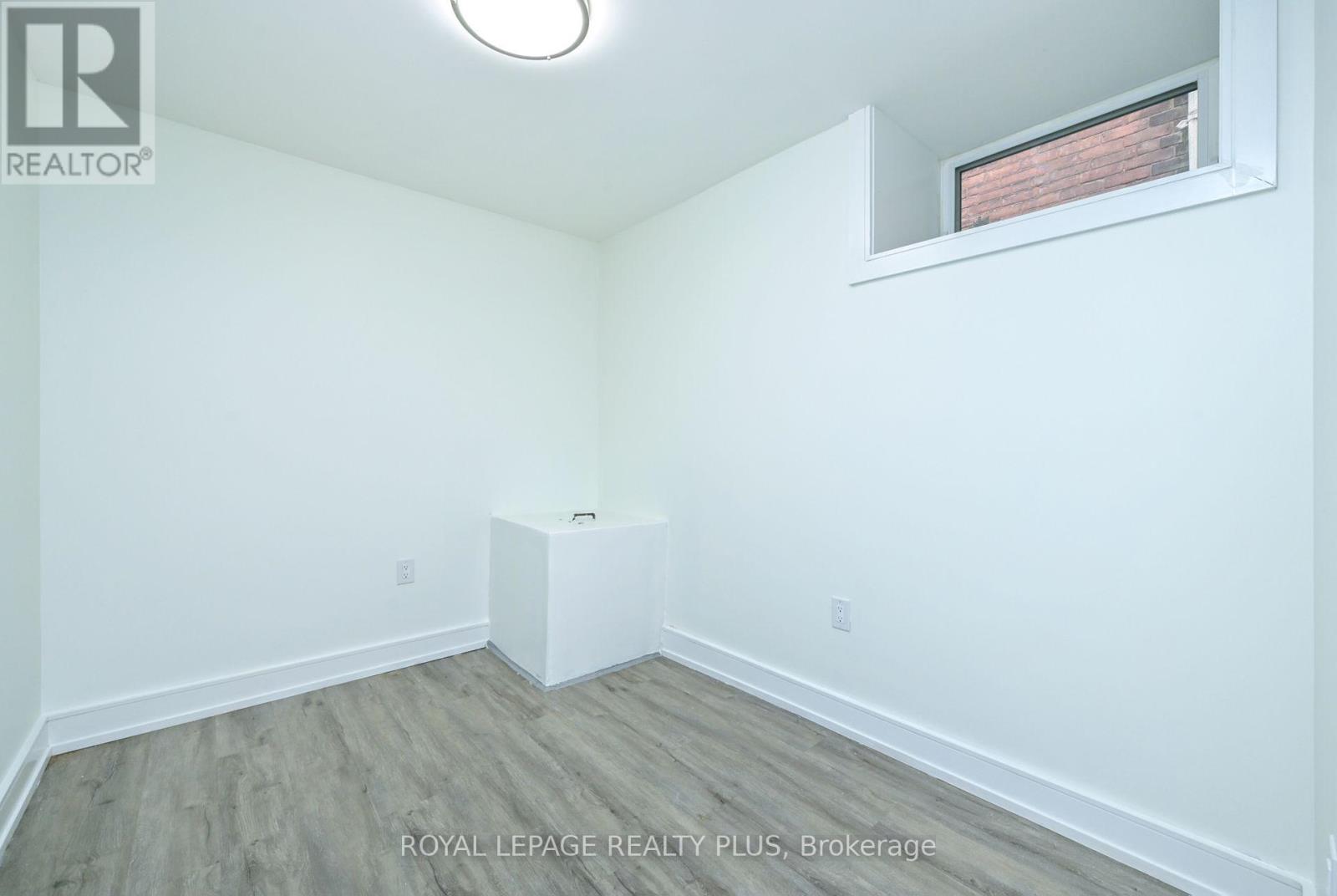 Photo 10 of 23 Pauline Avenue, Toronto ON