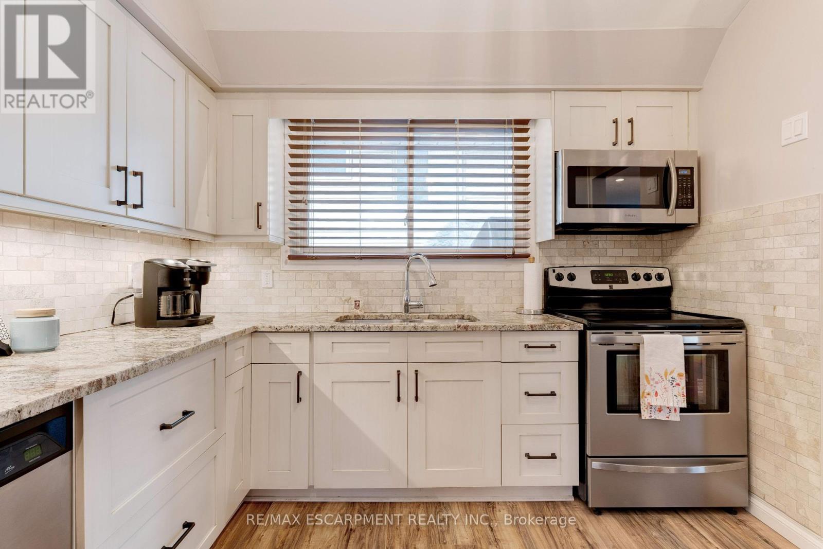 Photo 10 of 26 Madoc Street, Hamilton ON