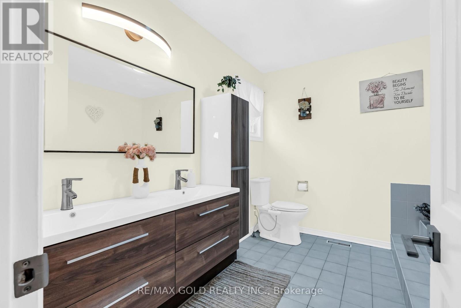 Photo 23 of 552 Farwell Crescent, Mississauga ON