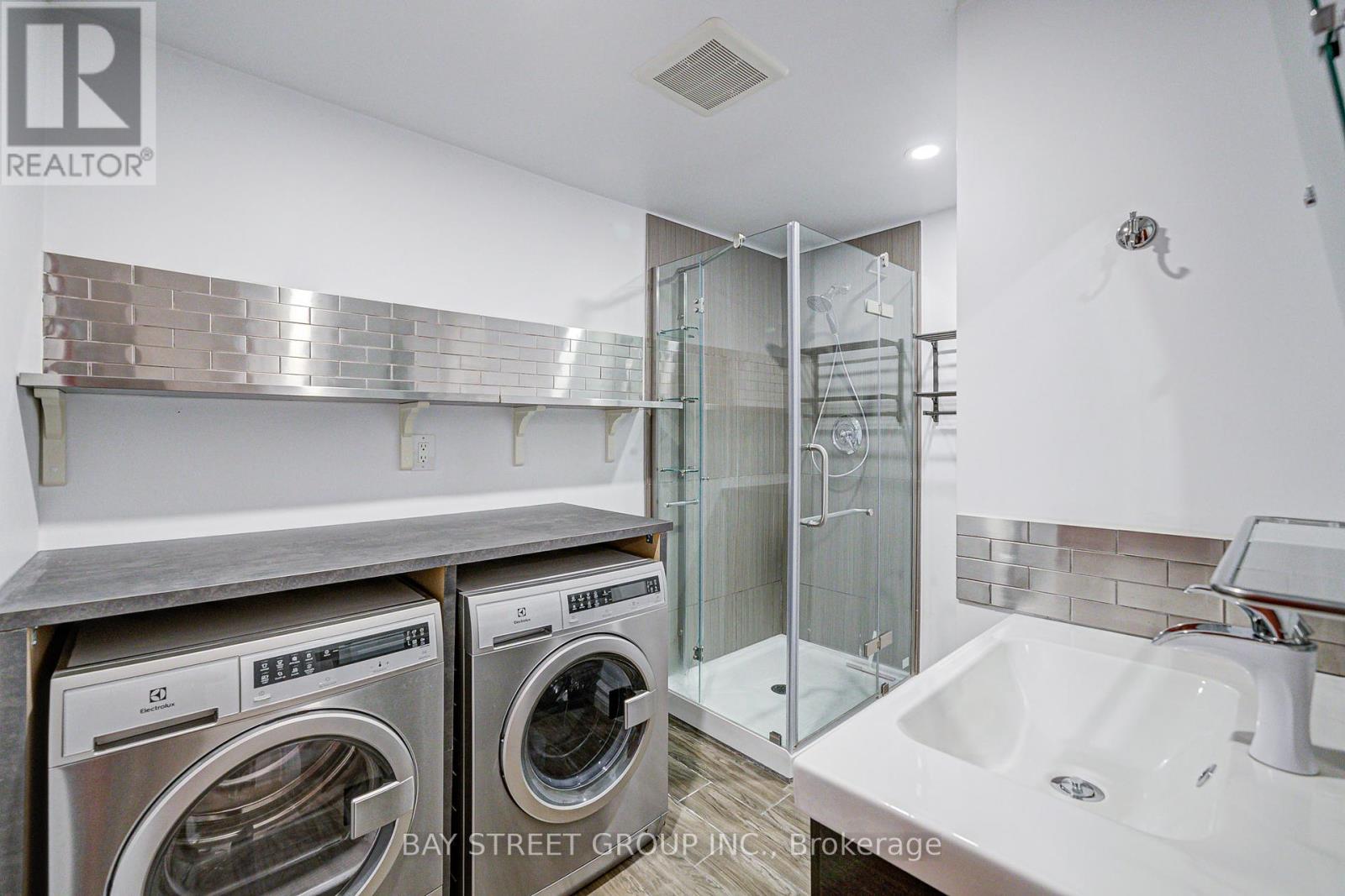 Photo 3 of 7 San Marko Place, Vaughan ON