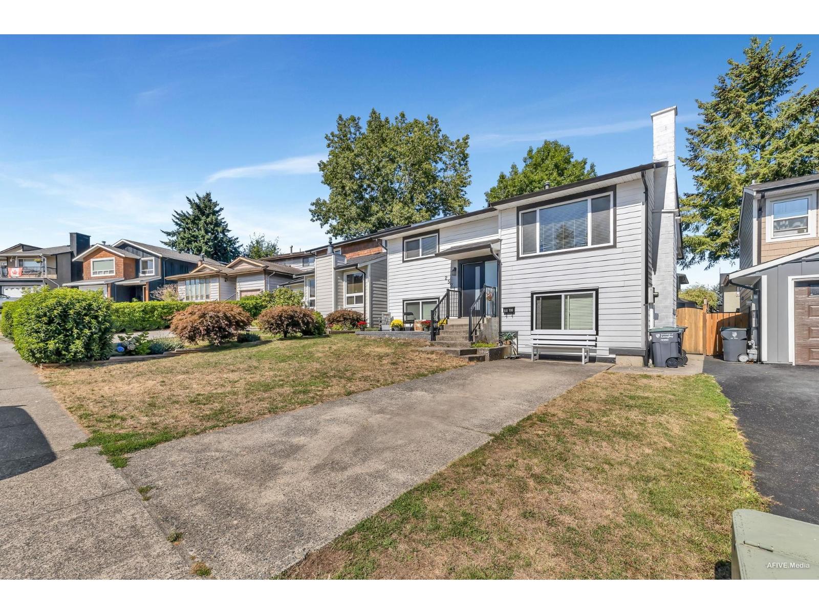 Photo 3 of 2521 Wilding Crescent, Langley BC