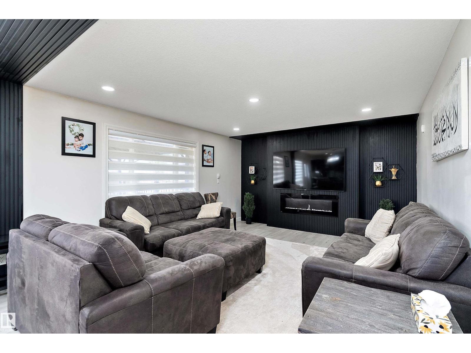 Photo 2 of 7326 166 A Av Nw, Edmonton AB