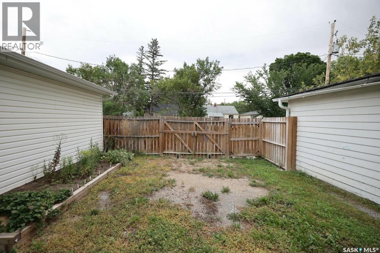 Photo 33 of 1335 Edward Street, Regina SK