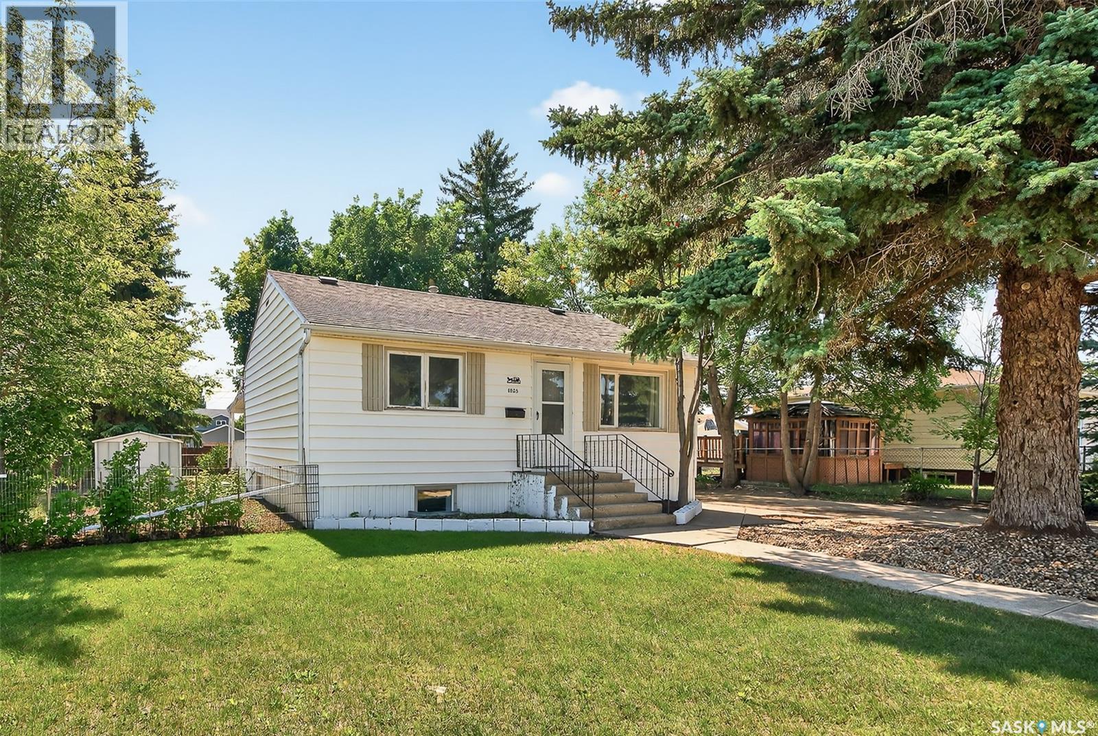 Photo 8 of 1025 Montgomery Street, Moose Jaw SK