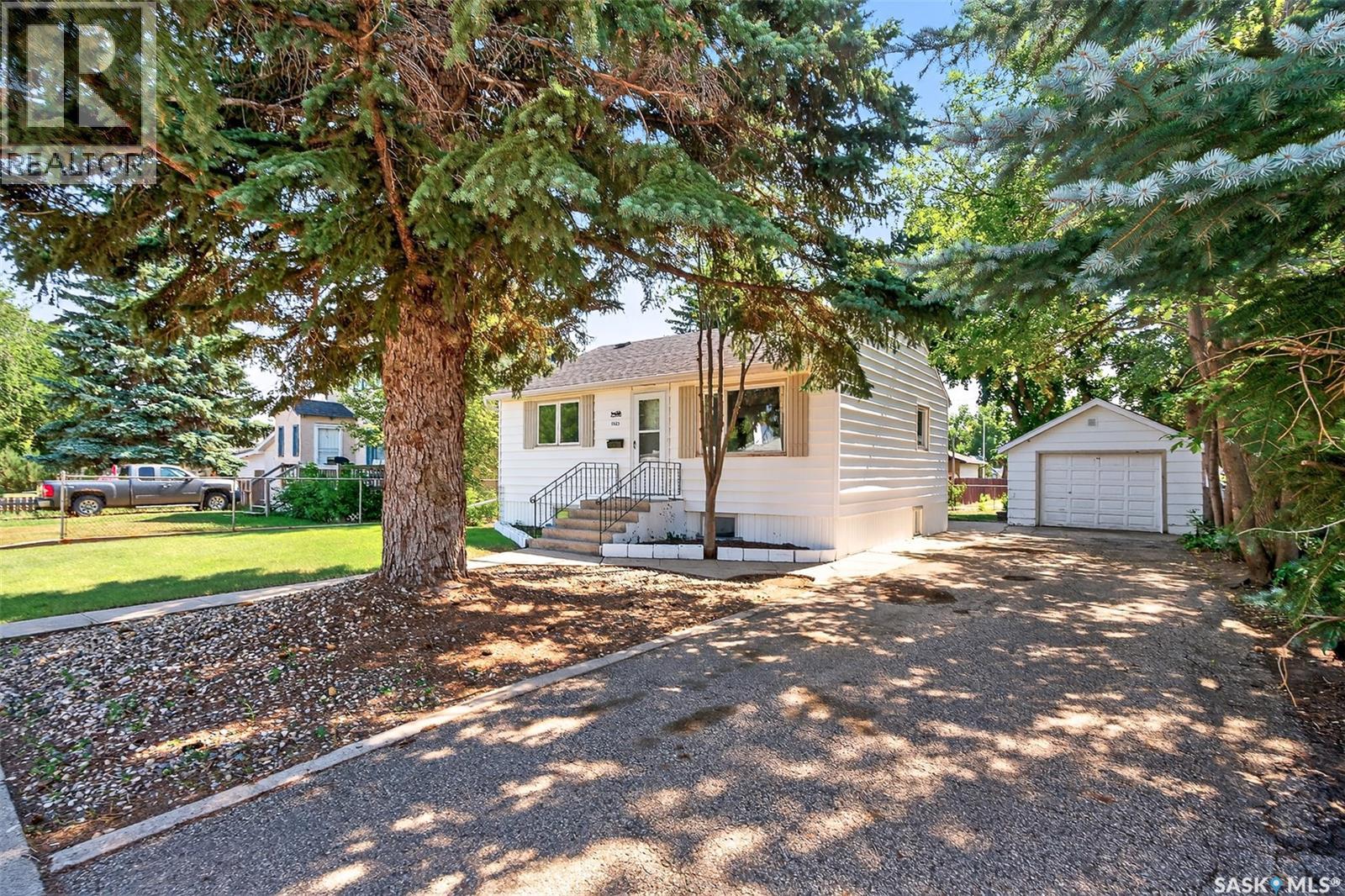 Photo 4 of 1025 Montgomery Street, Moose Jaw SK