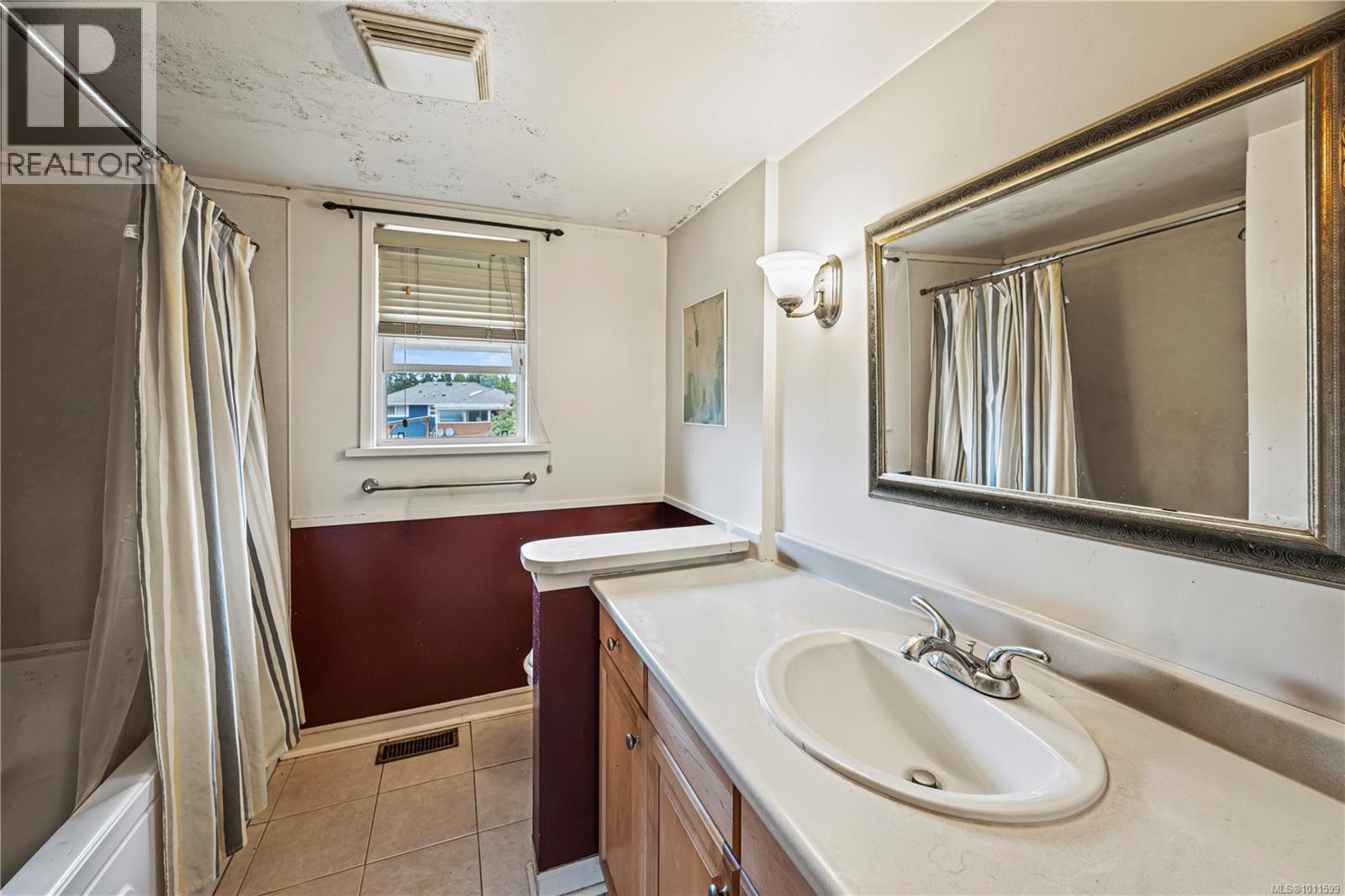 Photo 10 of 728 Genevieve Rd, Saanich BC