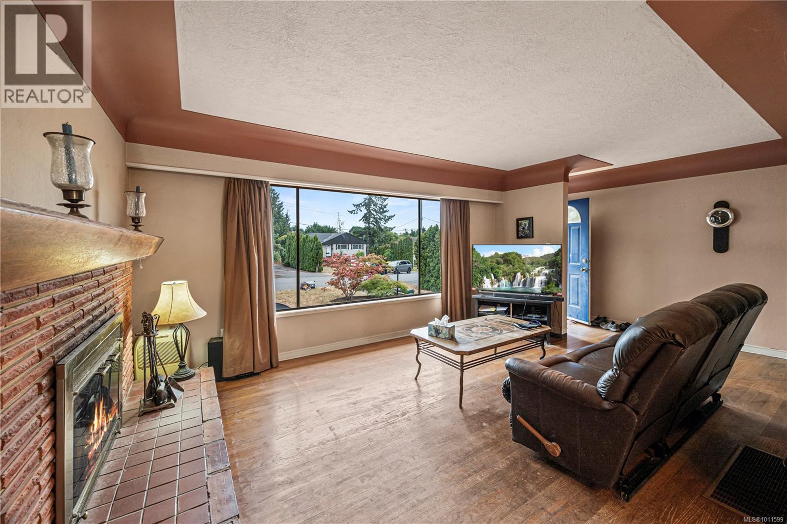 Photo 4 of 728 Genevieve Rd, Saanich BC