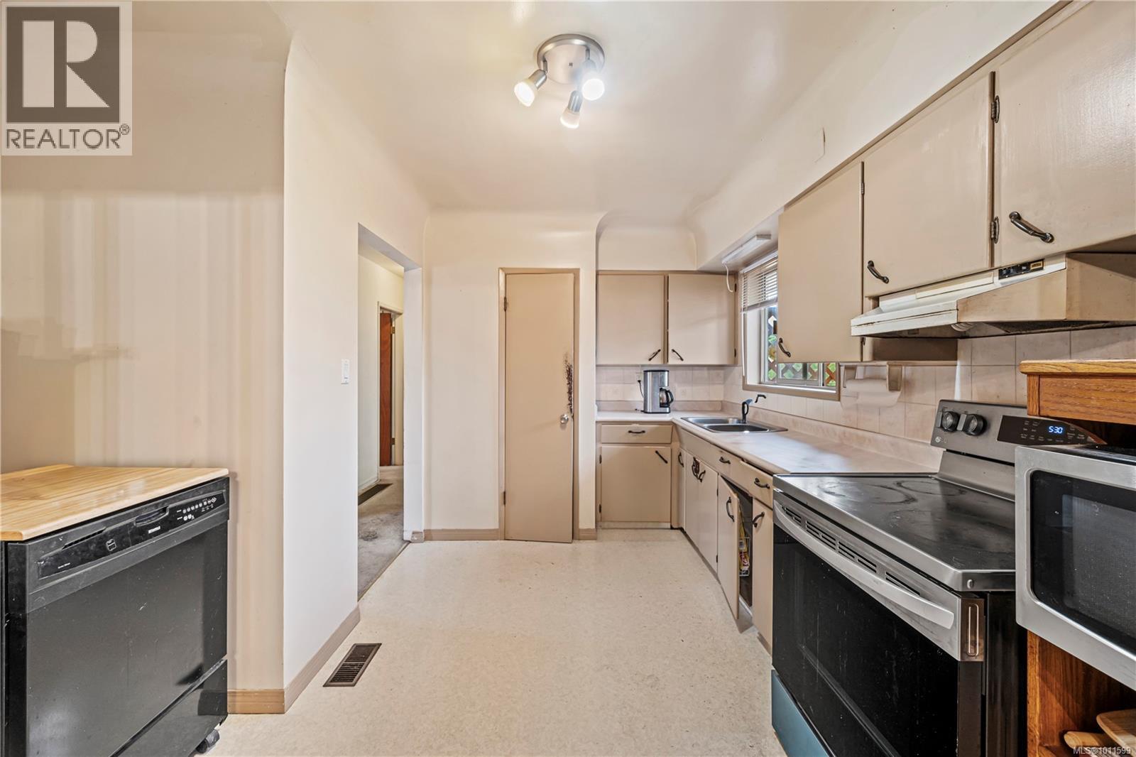 Photo 9 of 728 Genevieve Rd, Saanich BC