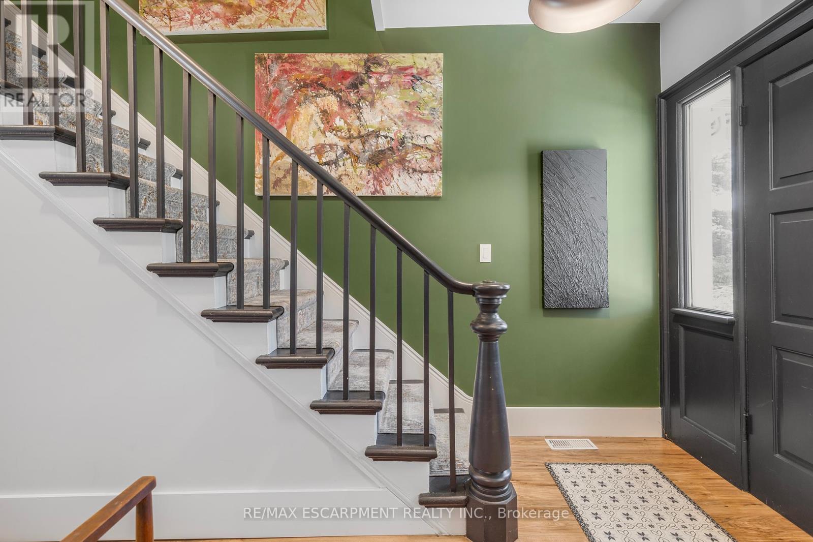 Photo 9 of 374 Ontario Street, Grimsby ON