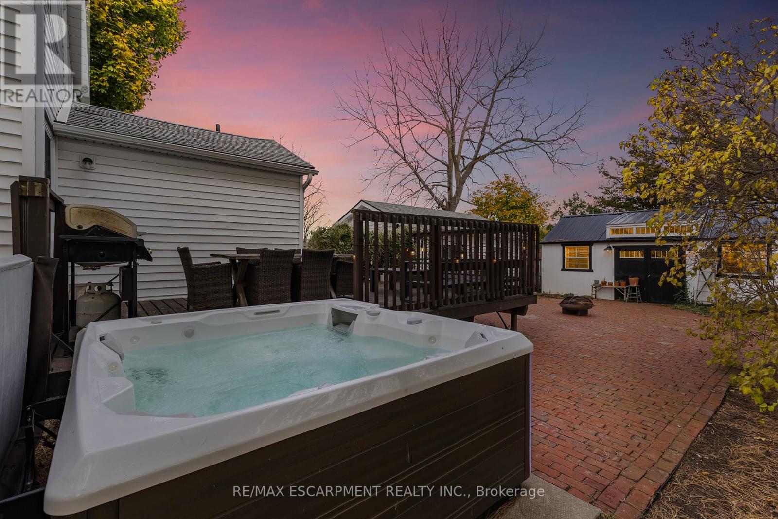 Photo 11 of 374 Ontario Street, Grimsby ON