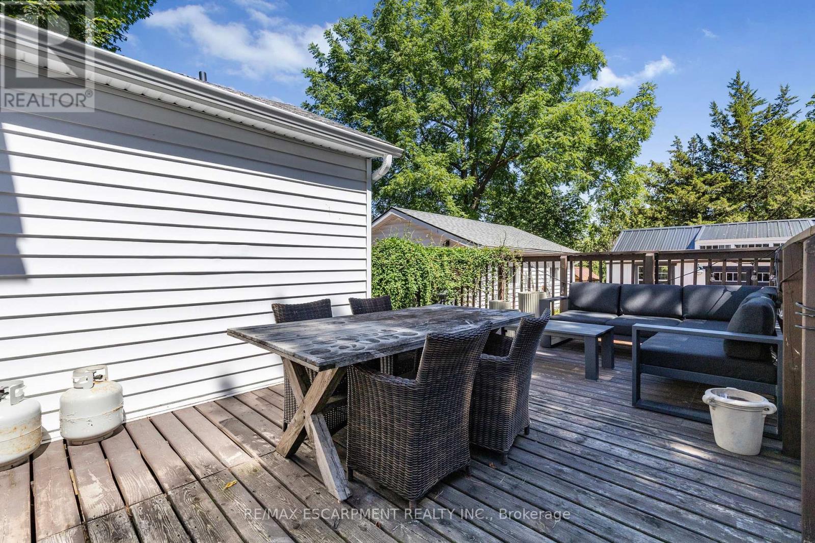 Photo 13 of 374 Ontario Street, Grimsby ON
